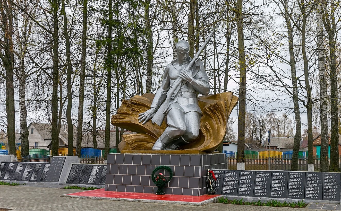 Памятник на братской могиле, расположенная в г. п. Дрибин, Дрибинский район, Могилевская область