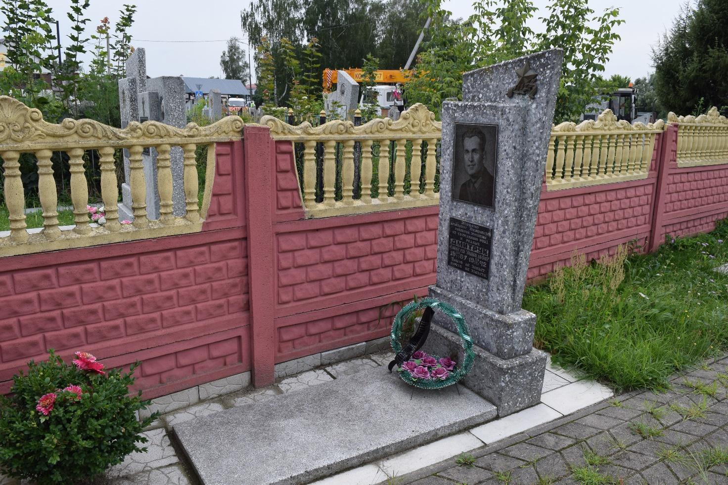 Могила А. Д. Дмитрука, расположенная в г. Жабинка, Жабинковский район, Брестская область