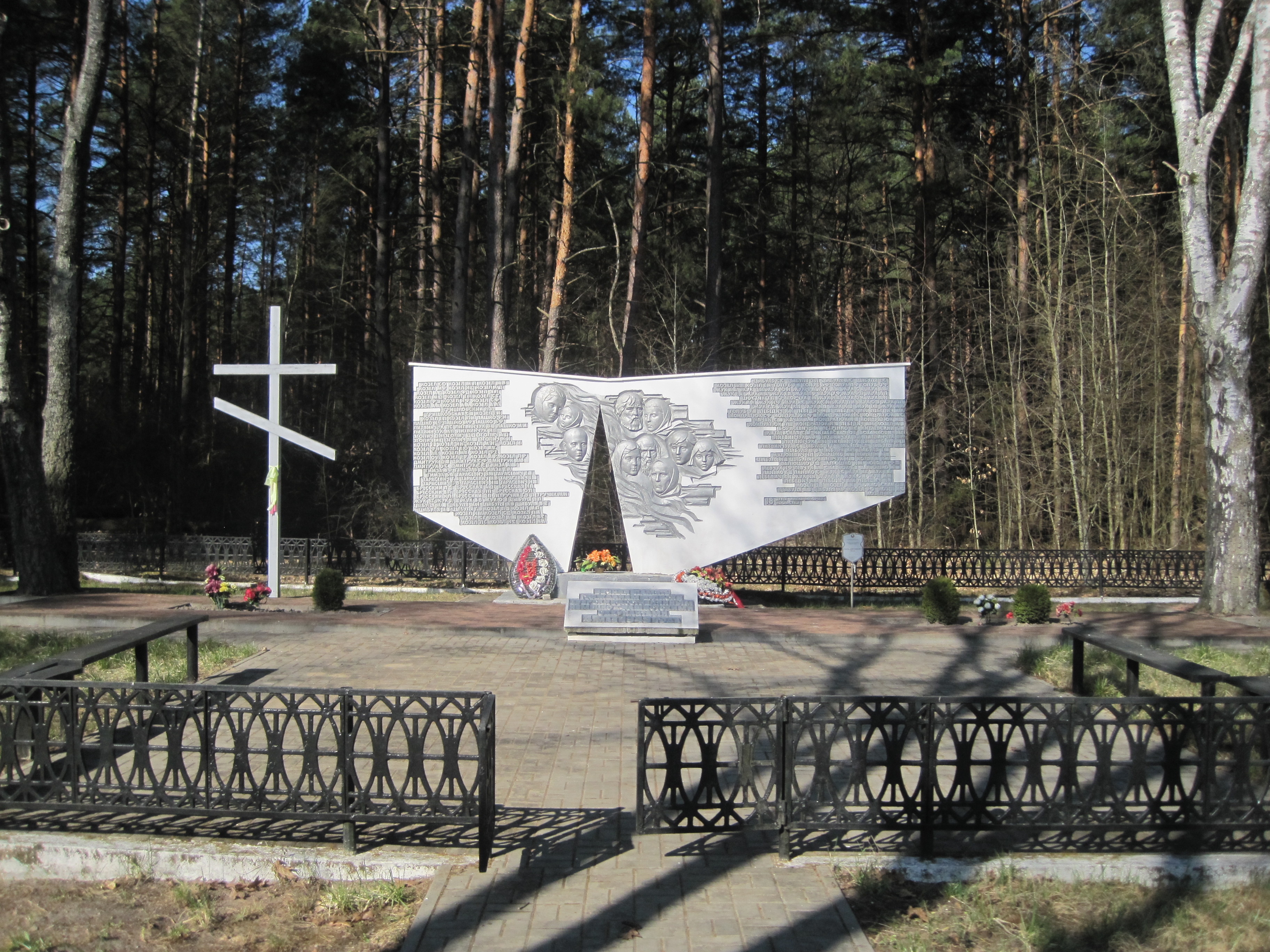 Братская могила жертв фашизма, расположенная в д. Лески, Каменецкий район, Брестская область