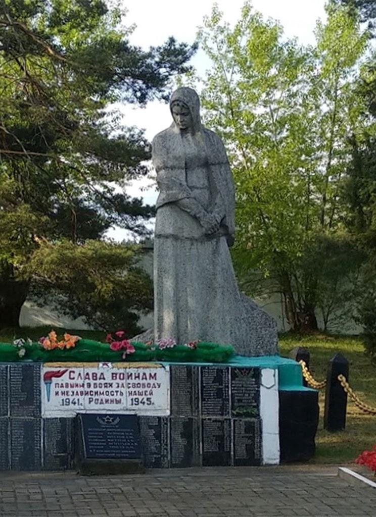 Памятник «Скорбящая мать» на братской могиле, расположенная в аг. Клетное, Глусский район, Могилевская область