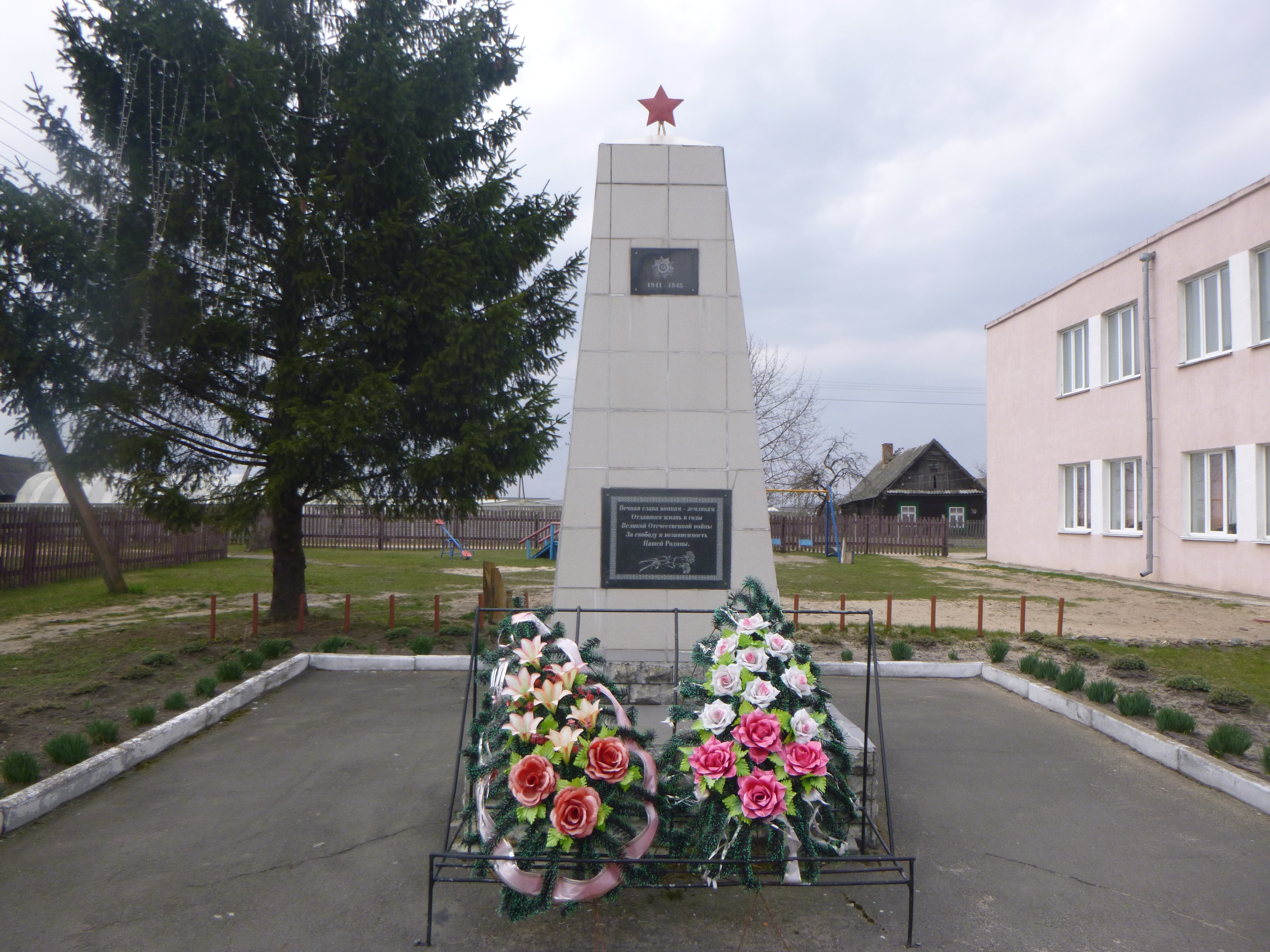 Деревни в пинском районе. Село Молодовое. Белоруссия памятник деревням погибшим. Молодово (Брестская область).