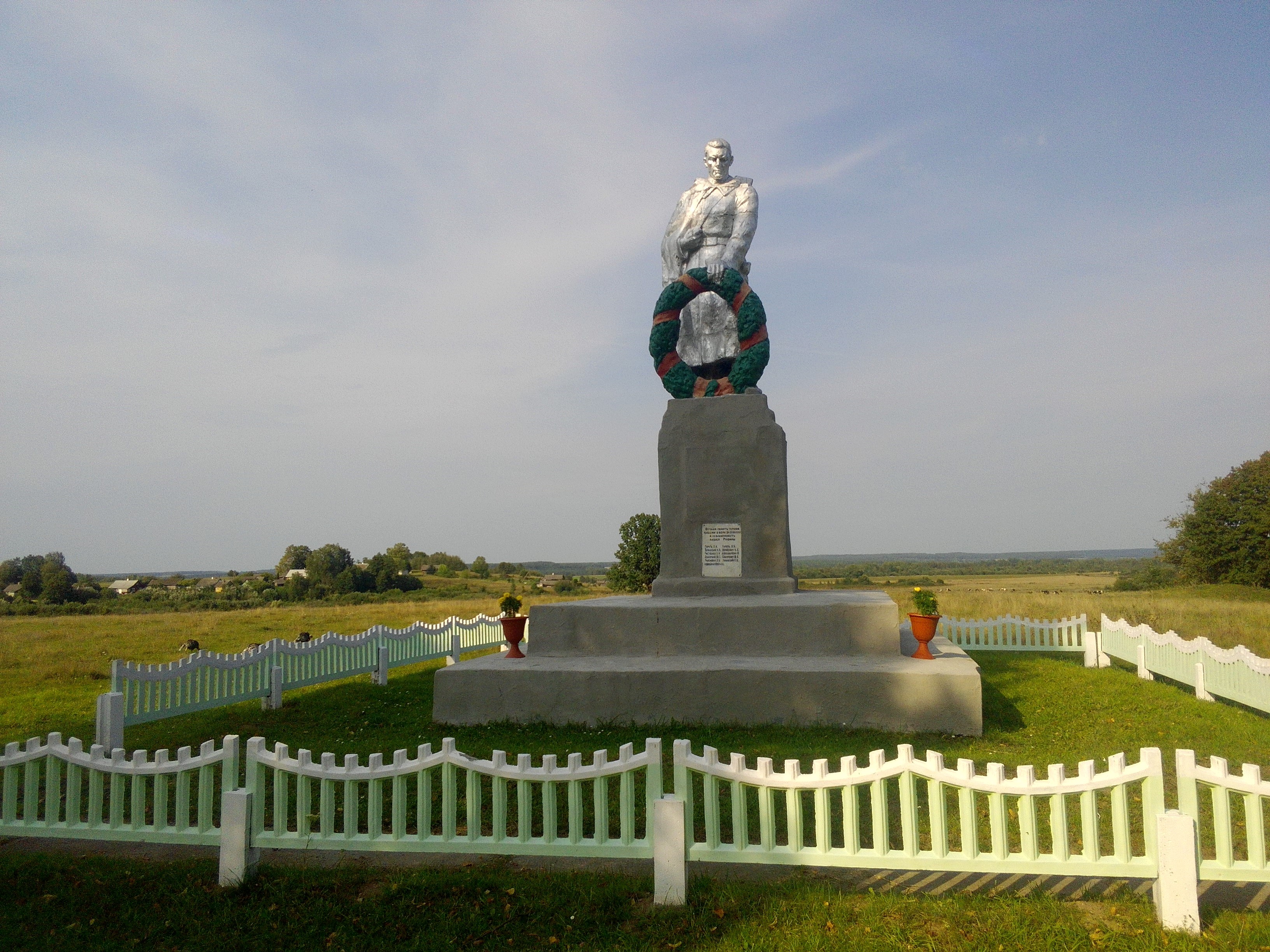 Памятник Погибшим землякам, расположенная в д. Моствилишки, Ошмянский район, Гродненская область