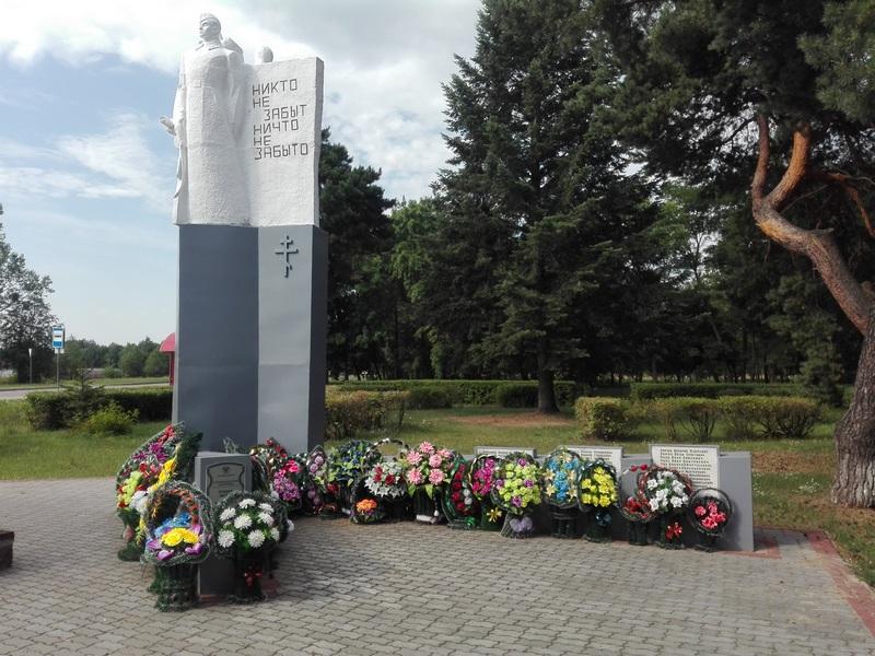 Братская могила советских воинов и партизан, расположенная в г. Малорита, Малоритский район, Брестская область