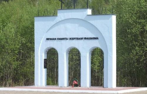 Мемориальный знак "Стена плача", расположенная в вблизи д. Колдычево, Барановичский район, Брестская область