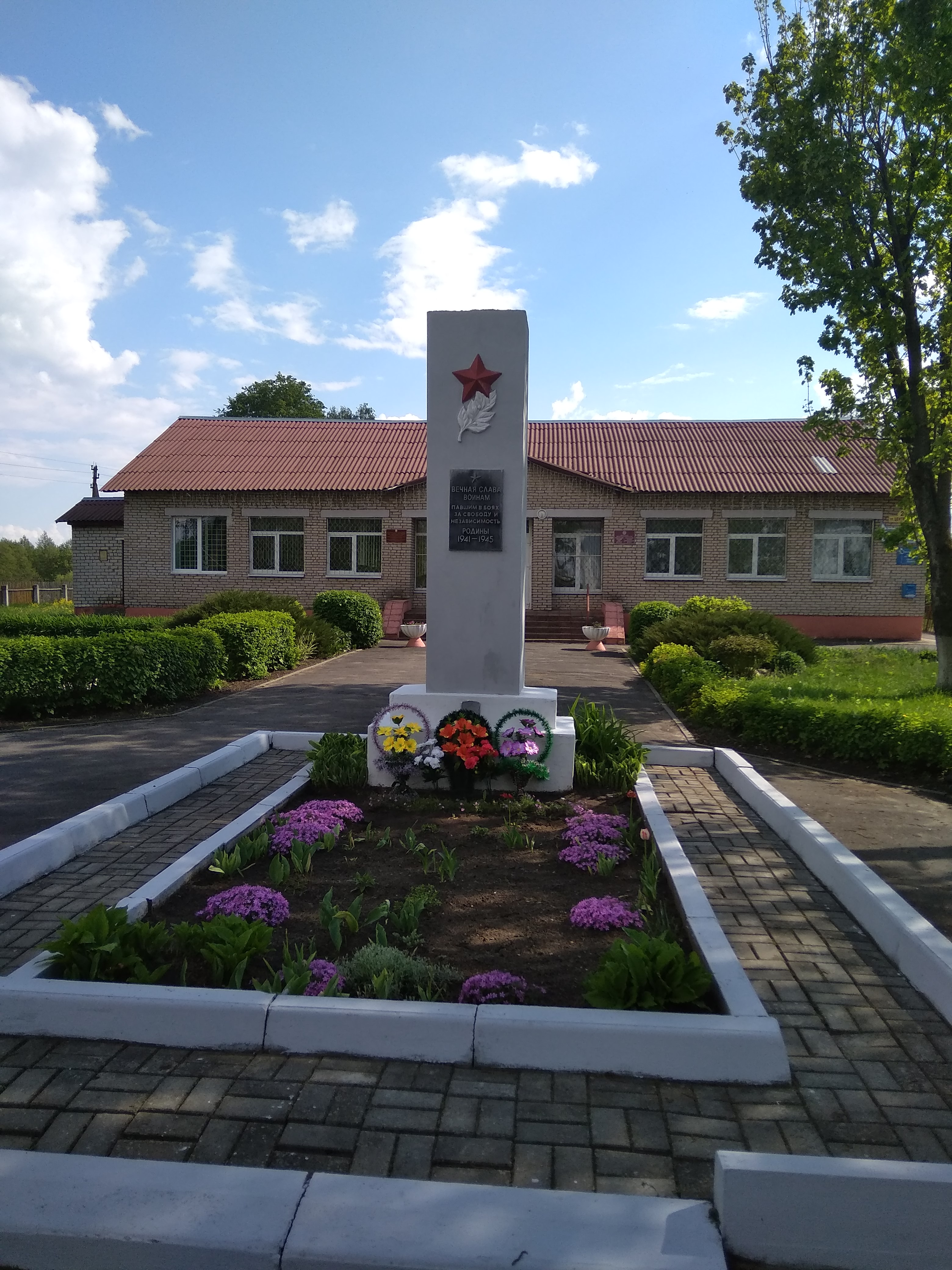 Братская могила Партизан отряда им.Молотова 2-й Минской бригады, расположенная в аг.Новополье, Пуховичский район, Минская область